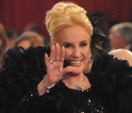 Mirtha Legrand se fracturó un tobillo y deberán operarla