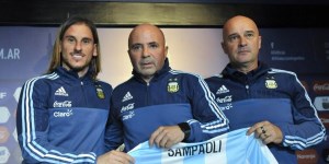 Sampaoli estuvo acompañado por su asistente técnico, Sebastián Becaccece, y el preparador físico, Jorge Desio.