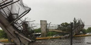 Un camión volcador embistió y causó el derrumbe de un puente peatonal en la Riccheri.