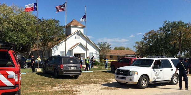 Al menos 27 muertos por un tiroteo en una iglesia de Texas