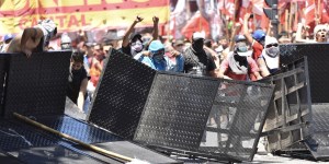 Serios incidentes fuera del Congreso: encapuchados arrojaron piedras y botellas a la policía 