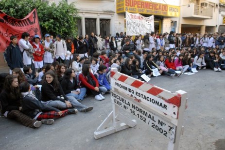 Alumnos y padres de la Escuela Normal 7 cortaron la avenida Corrientes para reclamar por obras atrasadas