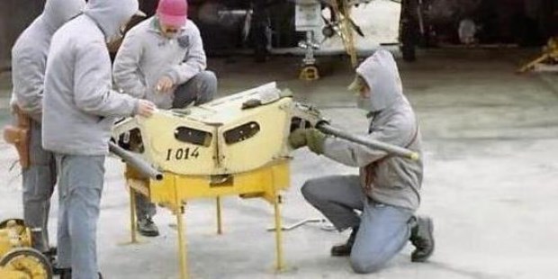 Abril de 1982. Operarios armando cañones de Mirage en la Base Aérea Militar San Julián. (Foto exclusiva nunca antes publicada - Gentileza Fuerza Aérea Argentina).