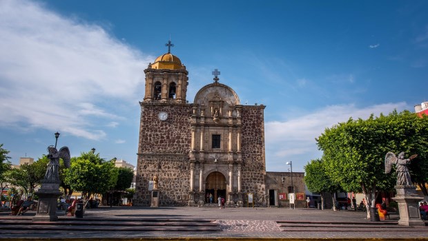 Una hermosa iglesia del siglo XVII domina el centro del poblado pequeño, colorido y tradicional.