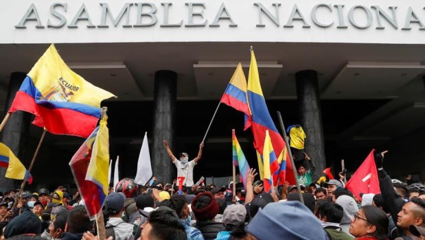 Cientos de manifestantes indígenas coparon brevemente el Parlamento.­