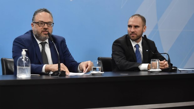 Matías Kulfas y Martín Guzmán, durante una conferencia de prensa ofrecida en la Casa de Gobierno.­