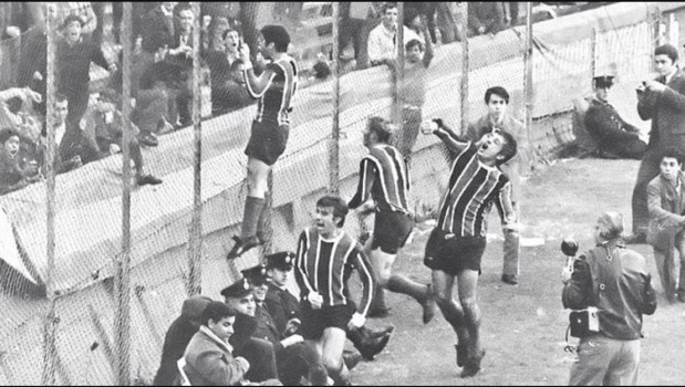 Los jugadores de Chacarita festejan con su hinchada. El día más importante en la historia del Funebrero.