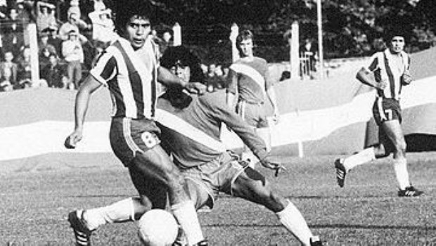 Una postal para la historia: el caño bautismal de Diego Armando Maradona a Juan Domingo Patricio Cabrera.