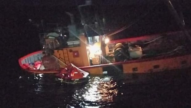 Se hundió un barco pesquero y rescataron a sus 8 tripulantes