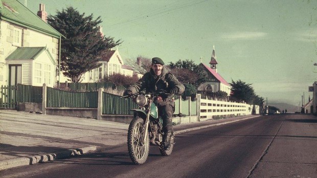 El capitán Ricardo Frecha en su moto, en las Malvinas y en pleno conflicto armado.