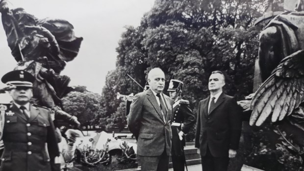 8 de abril 1984. El intendente Saguier (centro) junto al presidente de México, Miguel de la Madrid Hurtado, durante el homenaje del mandatario azteca al general San Martín, en la plaza homónima.