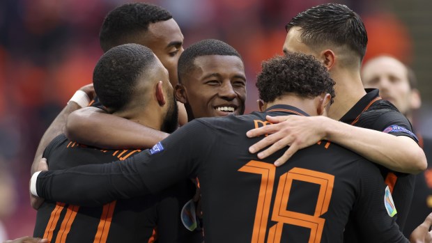 Holanda goleó a Macedonia y avanzó a octavos de la Eurocopa con puntaje ideal