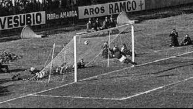 El vuelo del arquero John Fallon es inútil y Juan Carlos Cárdenas hace de Racing el mejor equipo del mundo.