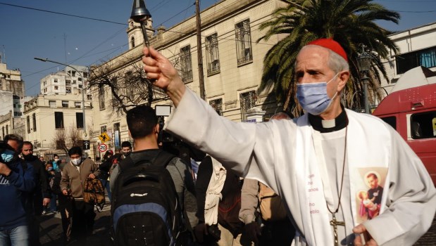 Monseñor Poli bendijo imágenes del patrono del trabajo en la puerta del santuario.