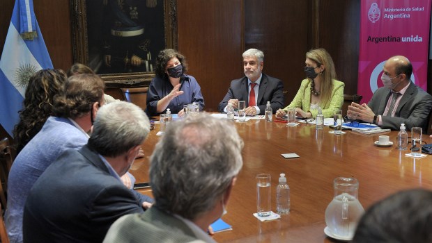 Carla Vizzotti y Débora Giorgi estuvieron presentes en la reunión con los empresarios.