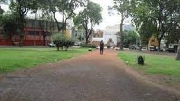 La plaza Malaver está delimitada por las calles Girardot, Heredia, Montenegro y Estomba.