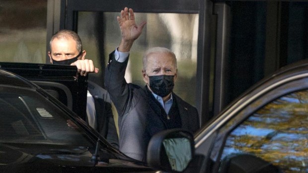 El presidente Joe Biden llega al Centro Médico Militar Nacional Walter Reed para un examen físico el viernes 19 de noviembre de 2021 en Bethesda, Maryland.