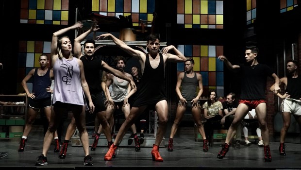 Martín Bossi ensaya una de las coreografías rodeado por las 'Angels' de Lola.