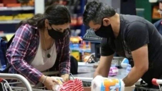 Una familia tipo necesitó más de $100.000 para no caer en la pobreza