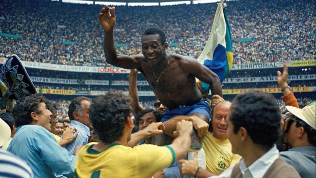 Pelé en andas. O´Rei fue el simbolo máximo del Brasil campeón en 1970.