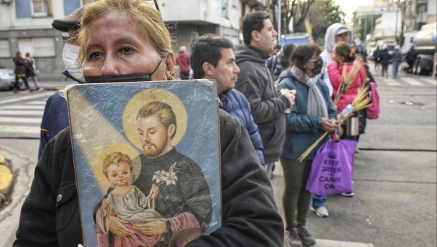 Más de siete cuadras de cola en la parroquia de San Cayetano, el patrono del pan y el trabajo