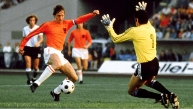 Johan Cruyff gambetea a Daniel Carnevali y se encamina hacia el gol.