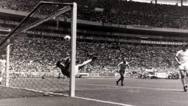 Los increíbles reflejos de Gordon Banks le negaron el gol a Pelé.