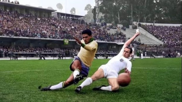 Garrincha envía el centro marcado por Ray Wilson.