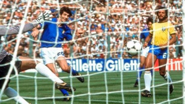 El implacable Paolo Rossi se lució en la victoria italiana sobre Brasil en 1982.