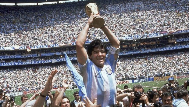 Diego Maradona le muestra al mundo la Copa del Mundo. Un momento inolvidable.