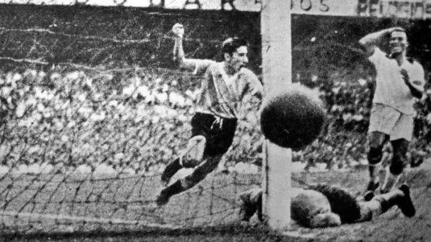 La postal más emblemática del Maracanazo: el gol de Alcides Ghiggia.