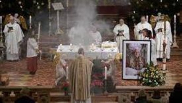 Creyentes y clérigos asisten a una misa por el Papa Emérito Benedicto XVI en la iglesia de Santa Magdalena en Altoetting, Alemania, el sábado 31 de diciembre de 2022.