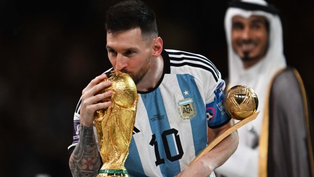 Messi: "Me hubiese gustado que Diego me entregue la Copa"