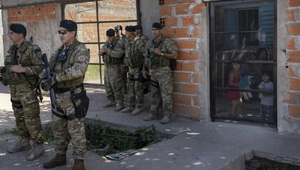 Fuerzas especiales de la policía de Santa Fe custodian una casa en el atribulado barrio rosarino de Los Pumitas.