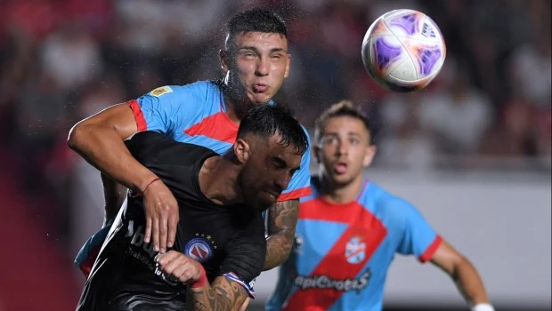 Argentinos Juniors salvó el invicto como local contra Arsenal