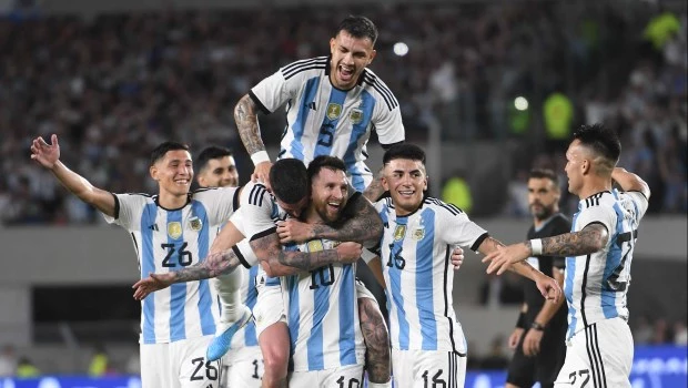 Argentina estrenó su título de Campeón del Mundo con una victoria ante Panamá y el gol 800 de Messi