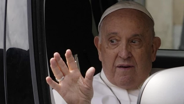 El papa Francisco fue dado de alta y regresó al Vaticano: "Aún estoy vivo"