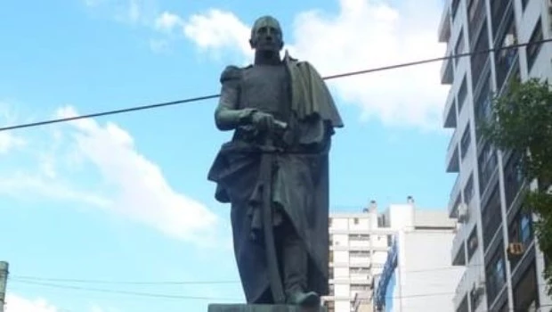 Estatua de Saavedra que se encuentra en la intersección de Avenida Callao y Córdoba.