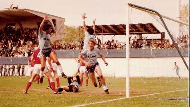 El Pampa Orte festeja el histórico gol de Husillos para Loma Negra contra la URSS.