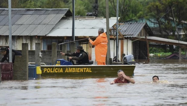 Sube a 28 la cifra de muertos por devastador ciclón en el sur de Brasil