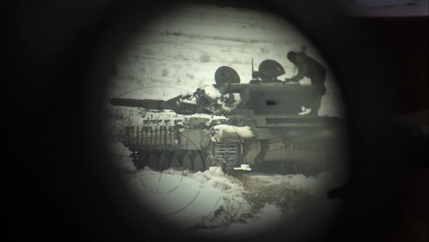 Un tanque ucraniano es visto con binoculares durante un entrenamiento militar.