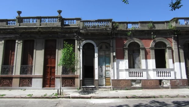 Una antigua casona montevideana cumple su papel en esta nueva novela de Ana Grynbaum.