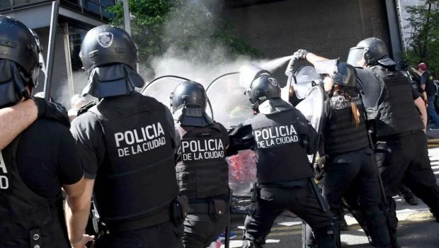 Dos Detenidos Durante La Protesta De Organizaciones Sociales En Plaza ...