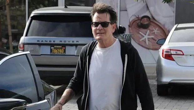 Una Mujer Atacó A Charlie Sheen Y Fue Detenida Espectáculos Diario La Prensa 6187