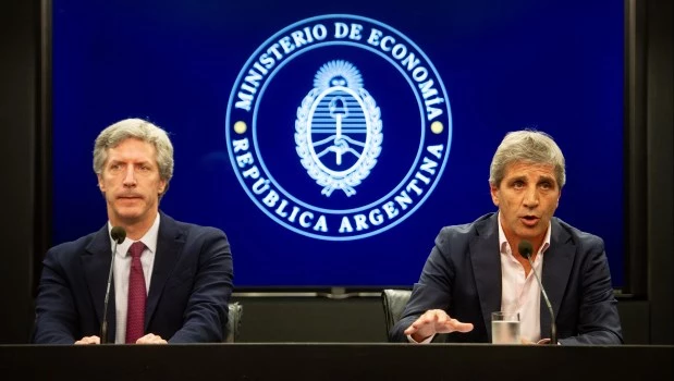 Bausili y Caputo, durante la conferencia de prensa que brindaron en el microcine del Ministerio de Economía.