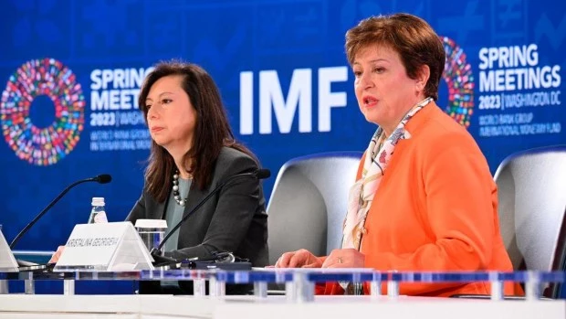 Julie Kozack y la titular del FMI, Kristalina Georgieva.