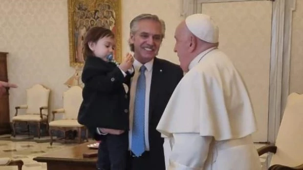 El papa Francisco recibió al expresidente Alberto Fernández y a su hijo en la Biblioteca del Vaticano