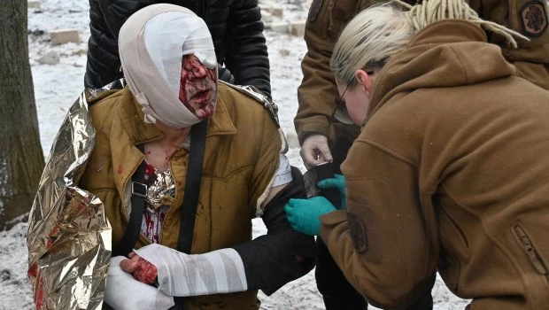 Personal médico presta asistencia a un residente local herido como consecuencia de un ataque con misiles en Kharkiv.