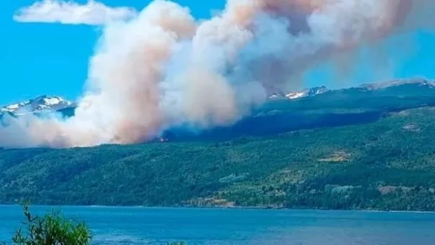 Avanza el incendio forestal en el Parque Nacional Los Alerces y ya arrasó 577 hectáreas