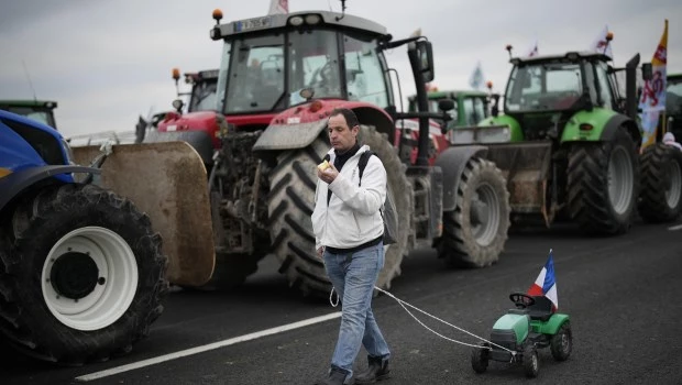 Los agricultores mantienen un bloqueo de rutas alrededor de París